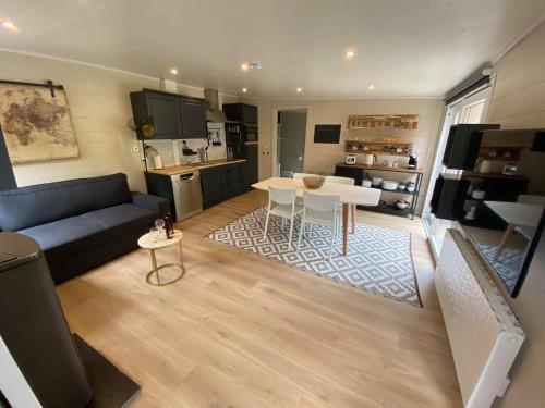 ein Wohnzimmer mit einem Sofa und einem Tisch in der Unterkunft le bonheur à rive in Comblain-au-Pont