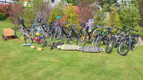 a group of bikes parked in a field with a skateboard at Urlaubsdomizil InselLust-Rügen in Sassnitz