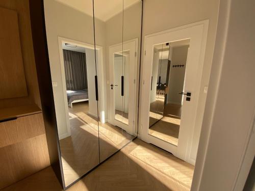 korytarz ze szklanymi drzwiami w budynku w obiekcie Apartament Aurora w Olsztynie