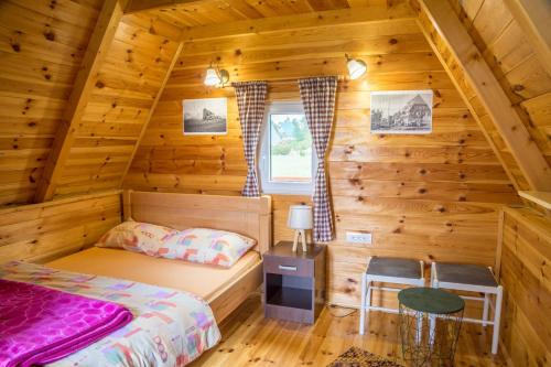 1 dormitorio con 1 cama en una cabaña de madera en Cottage Borje en Žabljak