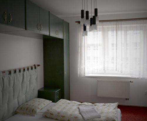 Harmony Hall Apartments tesisinde bir odada yatak veya yataklar