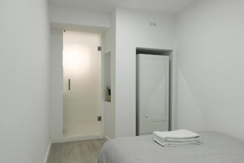 Uma cama ou camas num quarto em Nice and Cosy private apartment in Principe Real, Lisbon