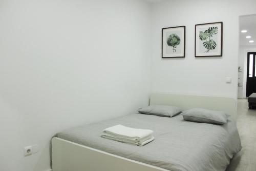 Uma cama ou camas num quarto em Nice and Cosy private apartment in Principe Real, Lisbon