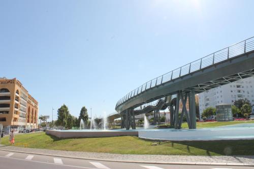 een brug over een park met een fontein bij Apartamento en el Centro de San Pedro de Alcántara in Marbella