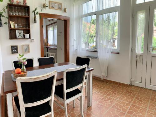 - une salle à manger avec une table et des chaises dans l'établissement Gyere be Vendégház, à Drégelypalánk