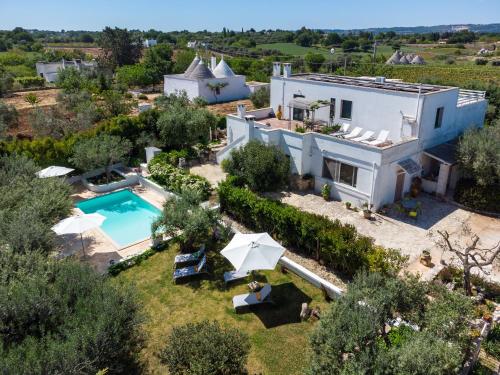 The swimming pool at or close to La Casèdde