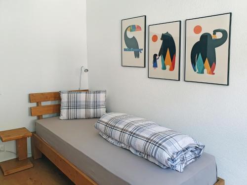 מיטה או מיטות בחדר ב-3,5 Zimmer Dachwohnung: Modern, komfortabel, zentral, mit Bergsicht