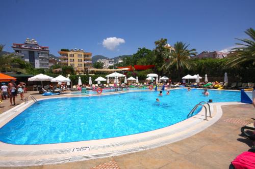 ein großer Swimmingpool mit Menschen darin in der Unterkunft Sunpark Garden Hotel in Alanya