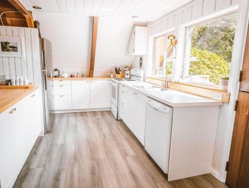 Cuisine ou kitchenette dans l'établissement The Shoreline Tofino