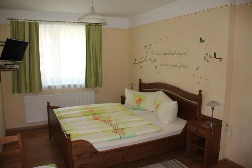 ein Schlafzimmer mit einem Bett mit einem grünen Vorhang in der Unterkunft Haus Resi in Staatz