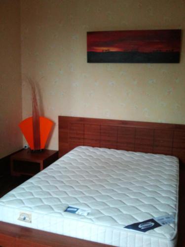 Ce lit se trouve dans une chambre dotée d'un matelas blanc. dans l'établissement Simadline, à Sartilly