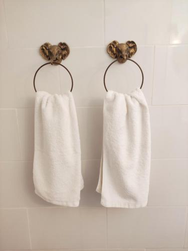 - deux serviettes accrochées au mur dans la salle de bains dans l'établissement MerSea Beach house at the Sea, Sainte-Maxime, à La Nartelle