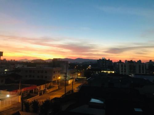 a view of a city at sunset at Apartamento completo em Joinville no Costa e Silva - Há 50 km das Praias SC in Joinville