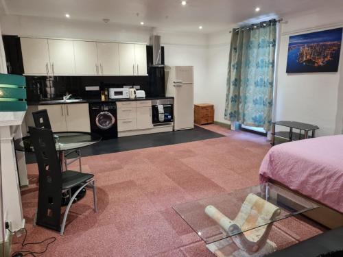 Cette chambre comprend une cuisine, un lit et une cuisine. dans l'établissement County Studio, à Ipswich