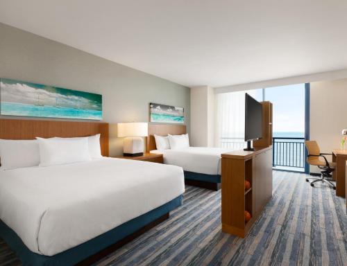 um quarto de hotel com duas camas e uma televisão de ecrã plano em Hyatt House Virginia Beach / Oceanfront em Virginia Beach