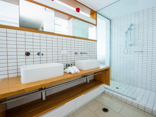 Ένα μπάνιο στο 1 Bright Point Apartment 5301