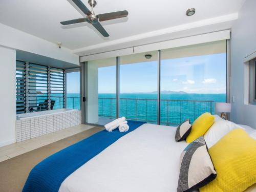 Ένα ή περισσότερα κρεβάτια σε δωμάτιο στο 1 Bright Point Apartment 5301