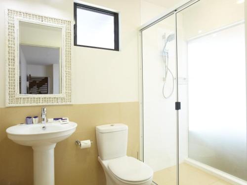 W łazience znajduje się toaleta, umywalka i prysznic. w obiekcie Beached on Magnetic w mieście Picnic Bay