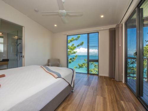 una camera con letto e vista sull'oceano di Headland House a Picnic Bay
