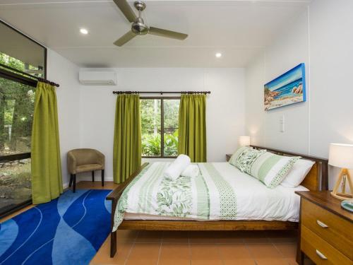 1 dormitorio con cama y ventana en Sunbird Retreat, en Horseshoe Bay