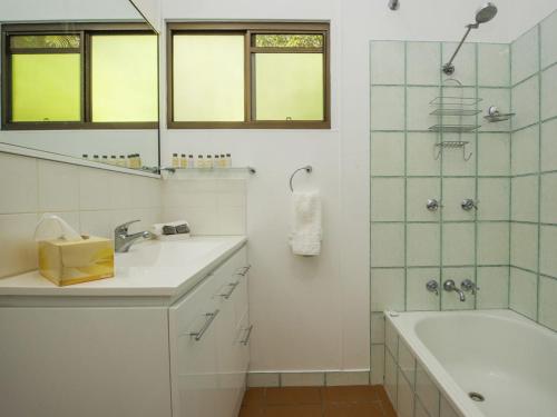 Bilik mandi di Sunbird Retreat