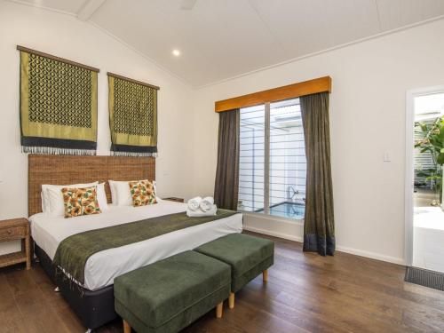 sypialnia z dużym łóżkiem i dużym oknem w obiekcie Reflections Topaz Villa 2 w mieście Picnic Bay