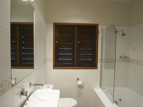 Un baño con inodoro, ducha y lavabo. en Pure Magnetic Villa 3, en Nelly Bay