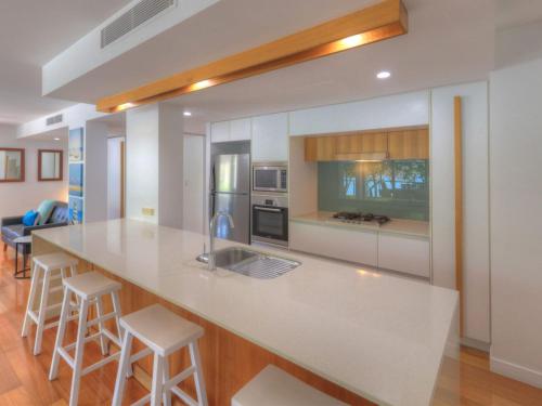Kuchyň nebo kuchyňský kout v ubytování Maggies Beachfront Apartment 10