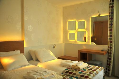 Un pat sau paturi într-o cameră la Sunpark Garden Hotel