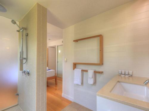 Ένα μπάνιο στο Maggies Beachfront Apartment 6