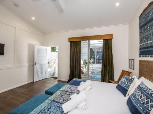 1 Schlafzimmer mit 2 Betten und einem Fenster in der Unterkunft Reflections Turquoise Villa 4 in Picnic Bay
