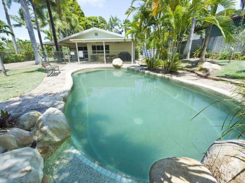 The swimming pool at or close to Johns Tropical Island Home