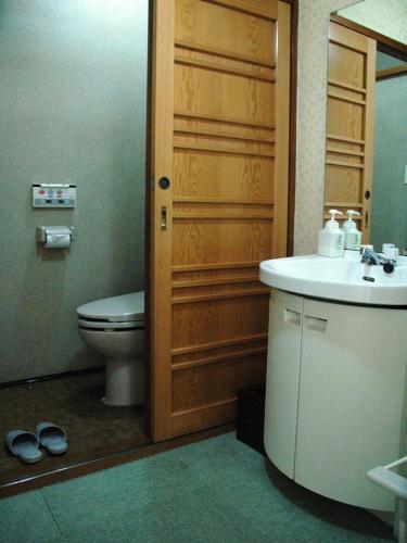 a bathroom with a toilet and a sink at くさつのお宿 清重館 Kiyoshigekan 素泊りの宿 in Kusatsu