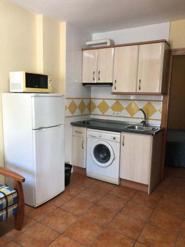 مطبخ أو مطبخ صغير في Apartamentos Cantarero Maro Nerja