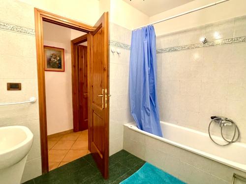 un bagno con vasca, WC e lavandino di Casa Bianca Villa pool with sea view, fenced garden, barbecue by ToscanaTour a Castellina Marittima