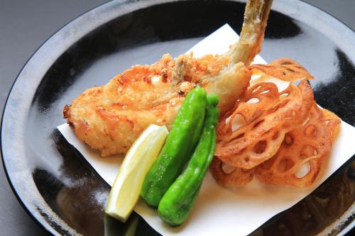 旅館の敷地内または近くでの食事または食べ物