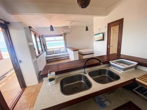 a kitchen with a sink in a tiny house at Navegantes Poente - Os Navegantes in Guajiru
