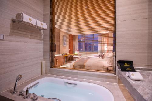 Ett badrum på Jinling Grand Hotel