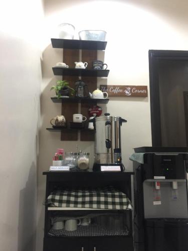 eine Küche mit einer Kaffeemaschine auf einem Regal in der Unterkunft Pompeo and Luming's Inn in Anas