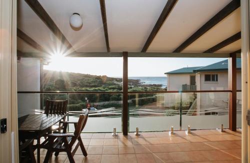 Balkoni atau teres di Canal Rocks Beachfront Apartments