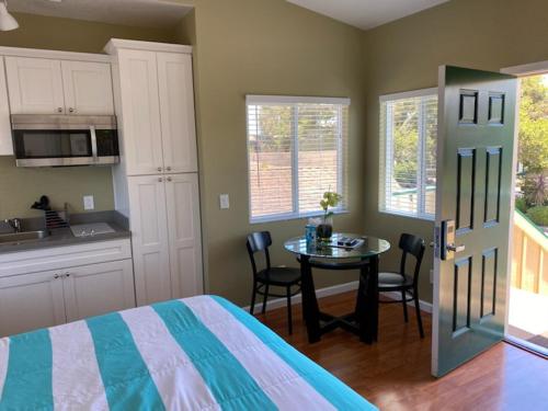 Dapur atau dapur kecil di Sea Breeze Inn - Pacific Grove
