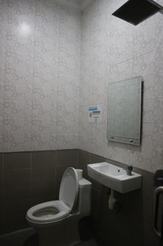 ウブドにあるSemaya Homestayのトイレと洗面台付きのバスルーム