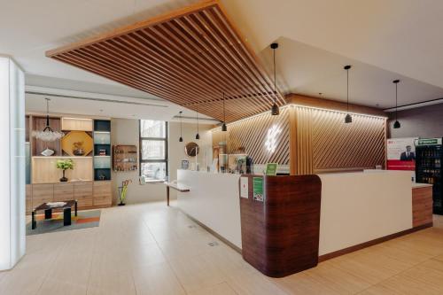 een winkellobby met een groot houten plafond bij Holiday Inn Trnava, an IHG Hotel in Trnava