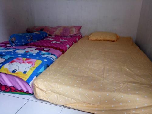 Postel nebo postele na pokoji v ubytování Ratu Guesthouse