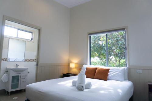Cama ou camas em um quarto em Fingal Bay Holiday Park