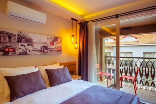 sypialnia z łóżkiem i balkonem w obiekcie S3 King Residence w mieście Fethiye