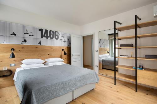 um quarto com uma cama grande e um espelho em Vincent House em Pula