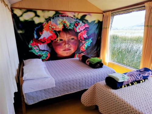 een kind met een hoofd op een bed in een kamer bij Room in Lodge - Lucsay Titicaca Lodge in Puno
