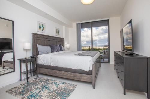 Ένα ή περισσότερα κρεβάτια σε δωμάτιο στο Luxury 2BD Apartment in Downtown Doral