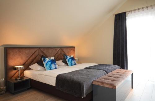 Un pat sau paturi într-o cameră la Apartamenty Biała Sowa Czarna Góra